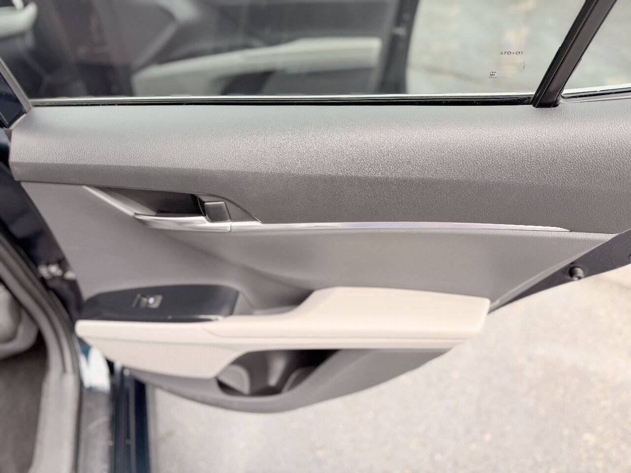 Used 2018 Toyota Camry FWD image 16