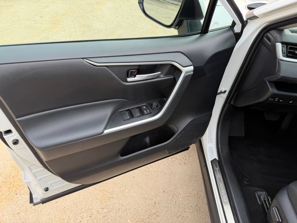 Used 2025 Toyota RAV4 XLE w/ Convenience Package AWD/4WD image 9