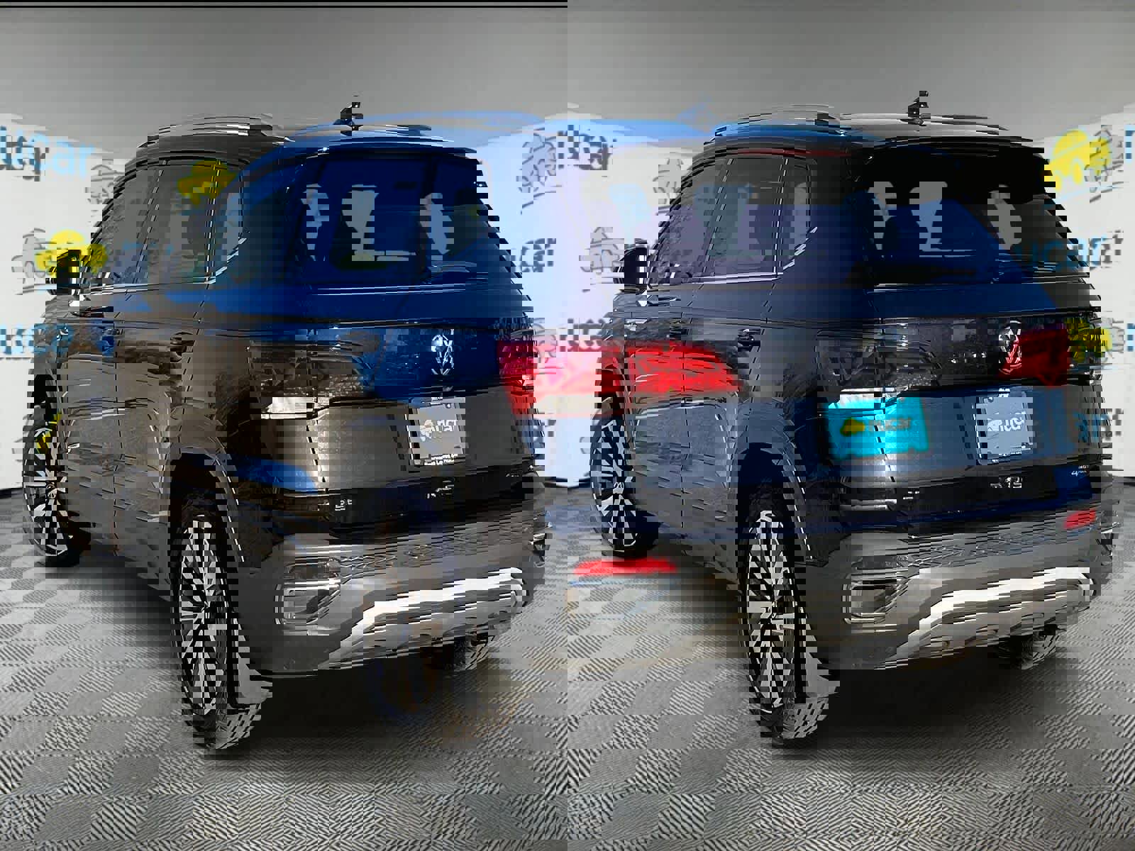 Used 2022 Volkswagen Taos SE w/ Panoramic Sunroof Package image 4