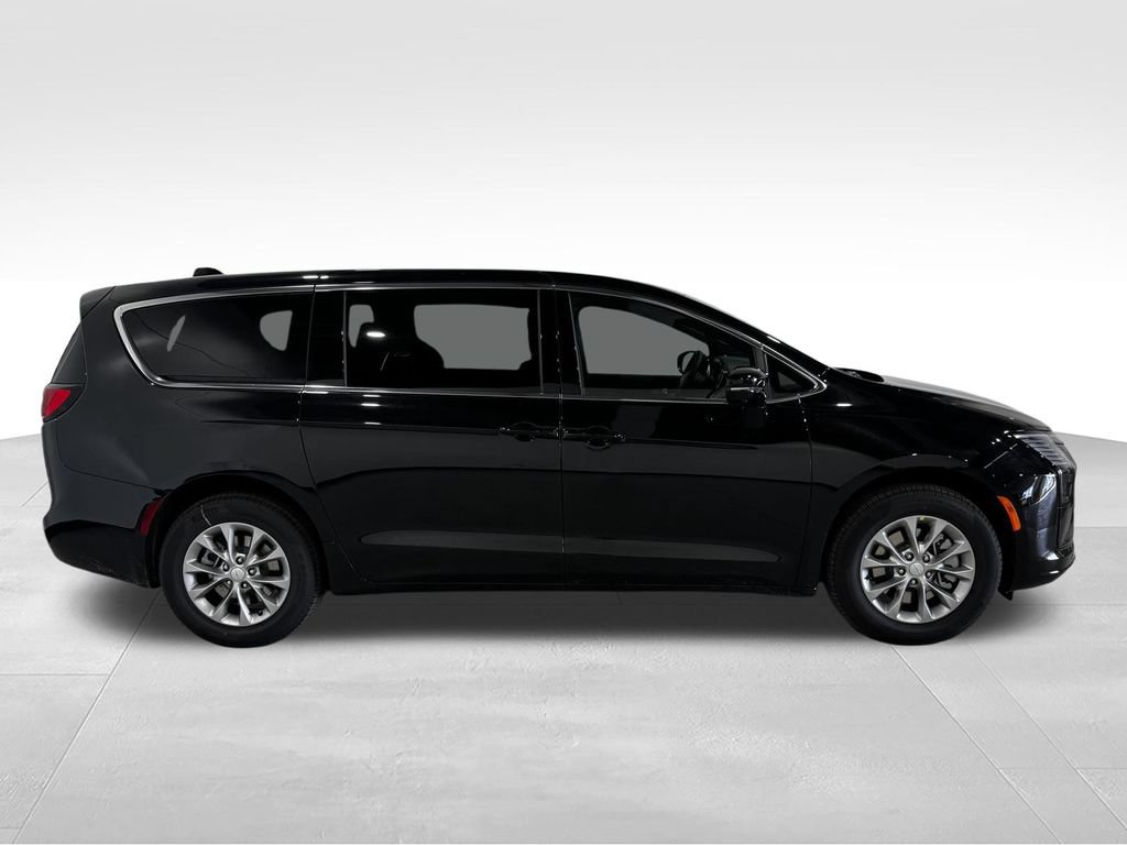 New 2027 Chrysler Pacifica Select w/ Family Tech Group AWD/4WD image 22