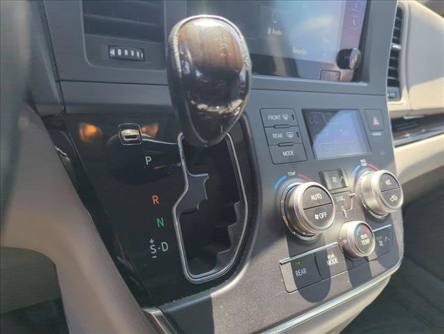 Used 2015 Toyota Sienna XLE Premium FWD image 17