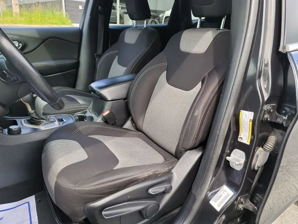 Used 2014 Jeep Cherokee Latitude AWD/4WD image 9