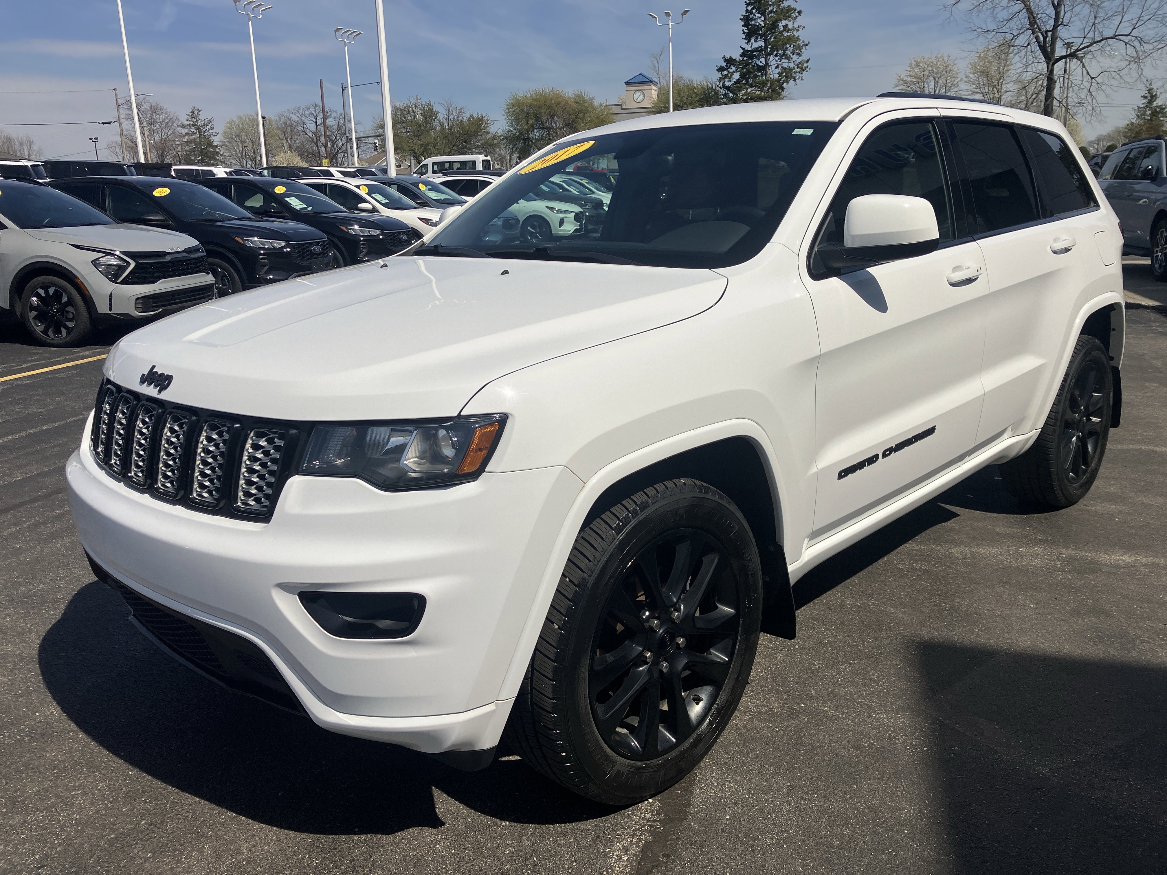 Used 2017 Jeep Grand Cherokee Altitude image 3