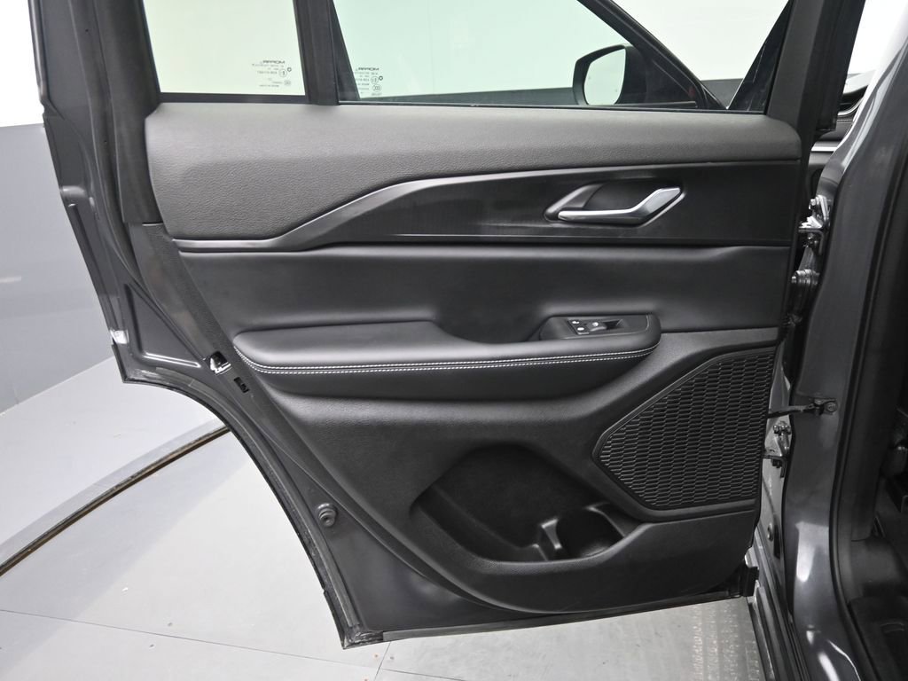 Used 2024 Jeep Grand Cherokee Laredo image 14