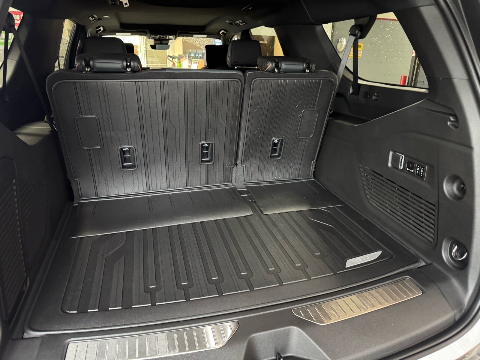 New 2026 GMC Yukon XL AT4 w/ AT4 Premium Plus Package AWD/4WD image 8