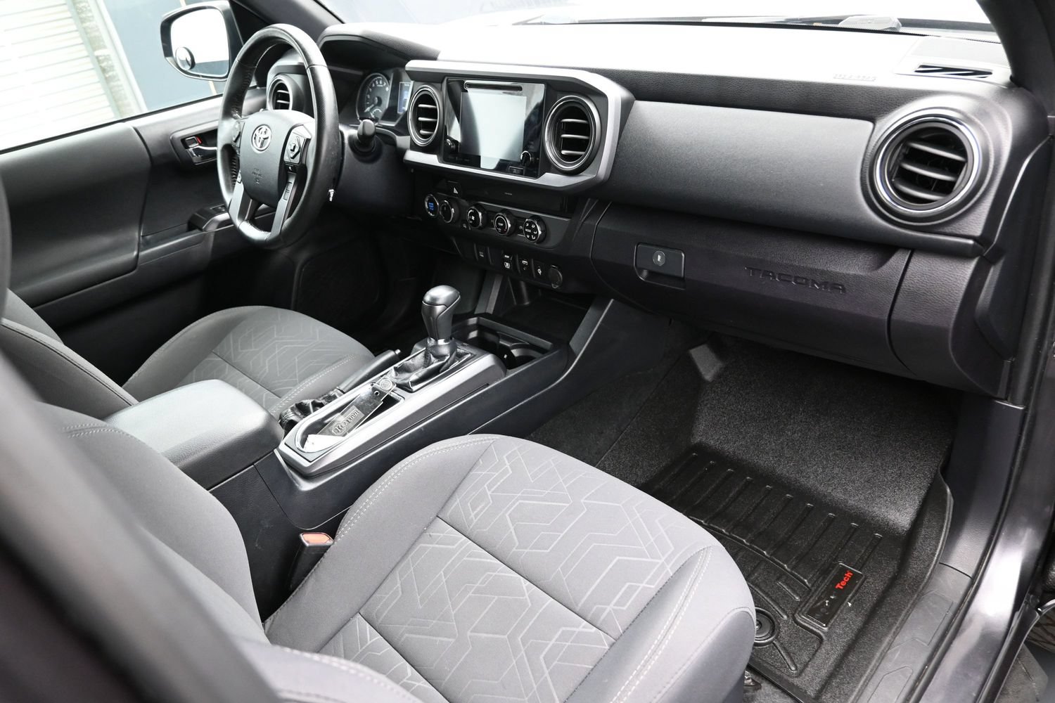 Used 2018 Toyota Tacoma TRD Off-Road AWD/4WD image 37