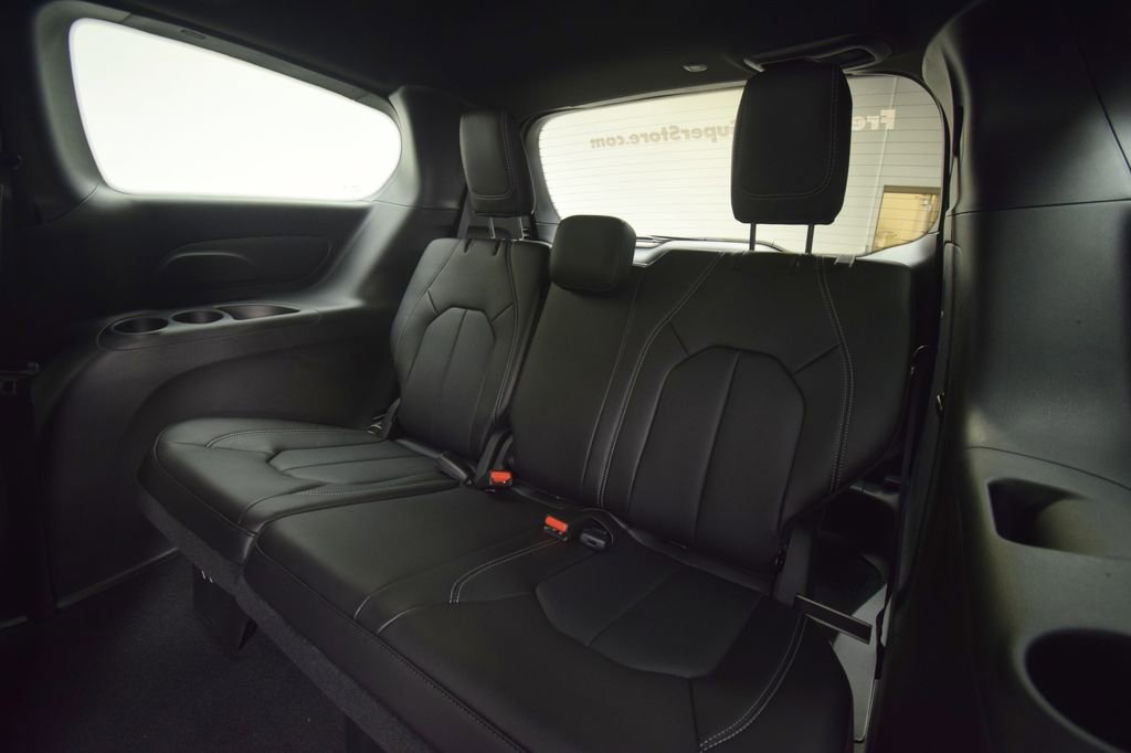 New 2025 Chrysler Pacifica Select image 28