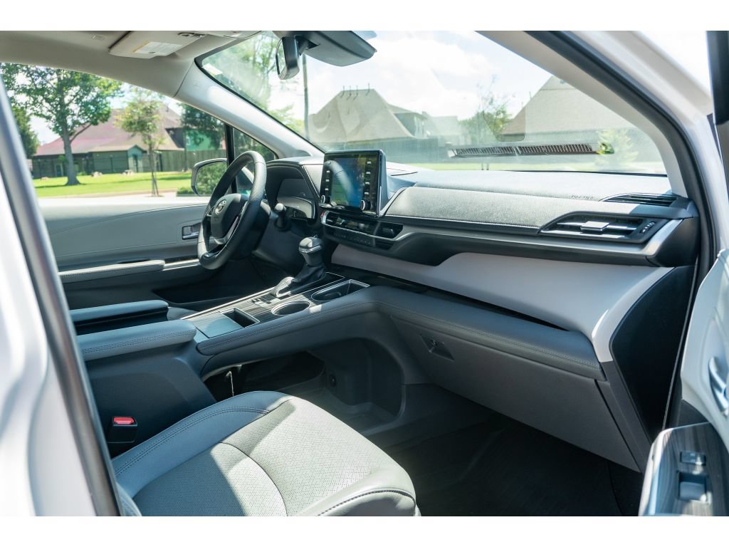 Used 2022 Toyota Sienna Limited FWD image 18