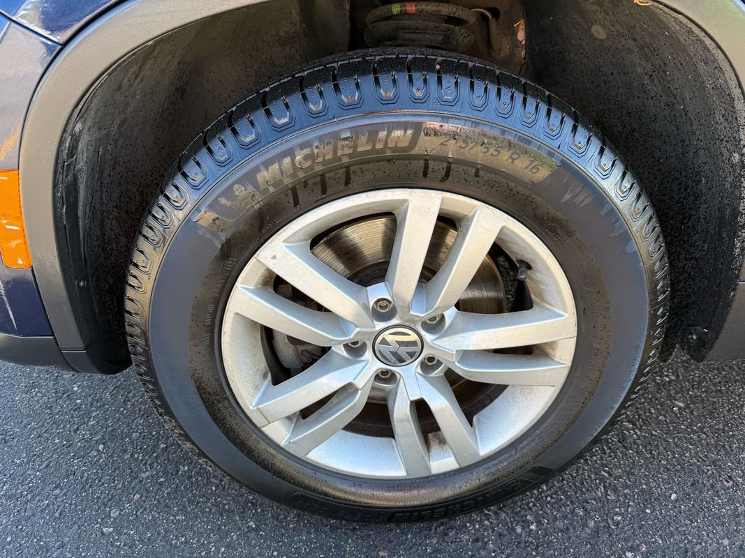 Used 2013 Volkswagen Tiguan S image 9