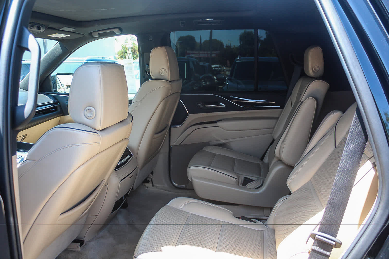 Used 2023 Cadillac Escalade Premium Luxury w/ Performance Package AWD/4WD image 23