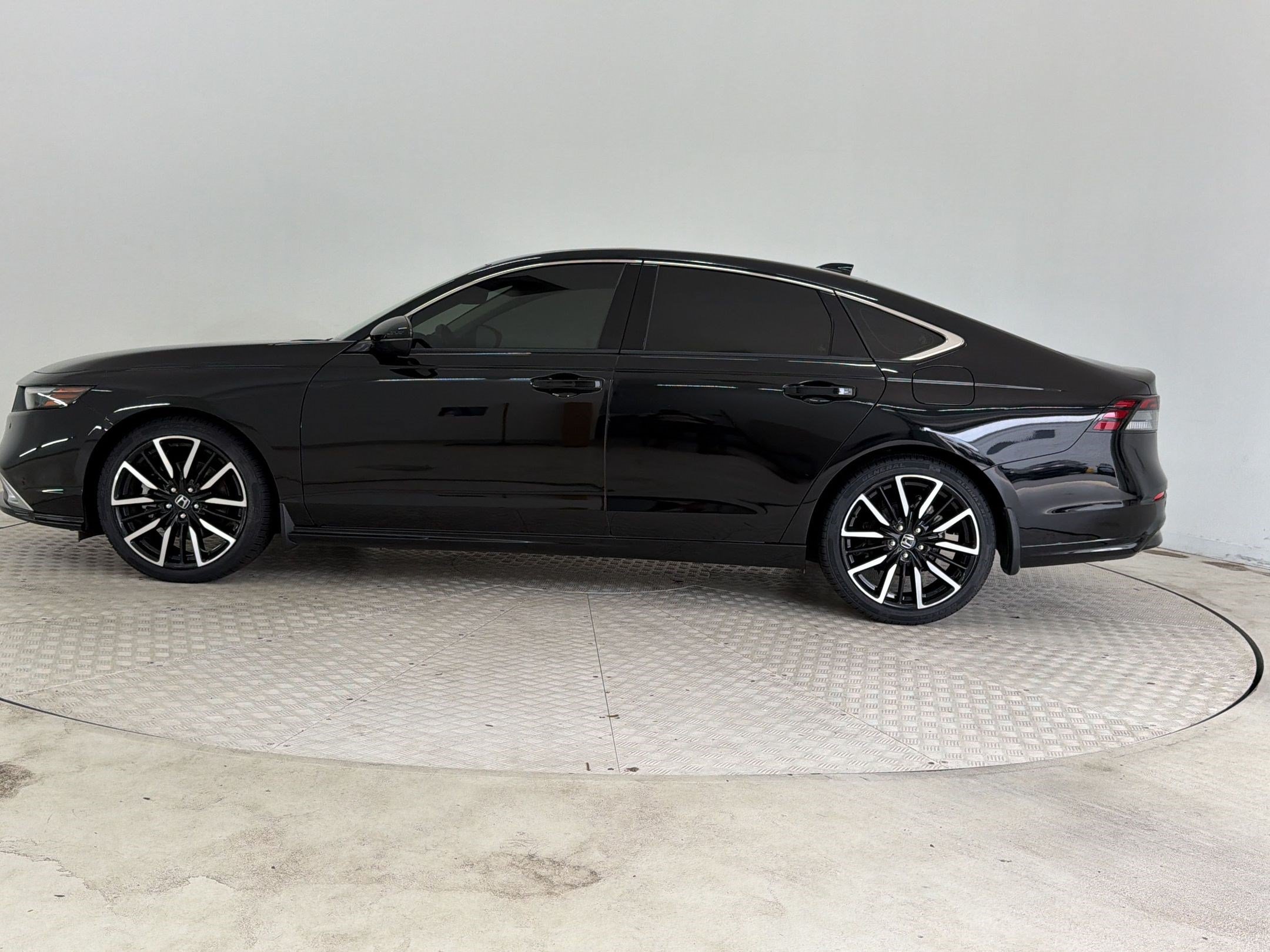 Used 2023 Honda Accord Touring image 2