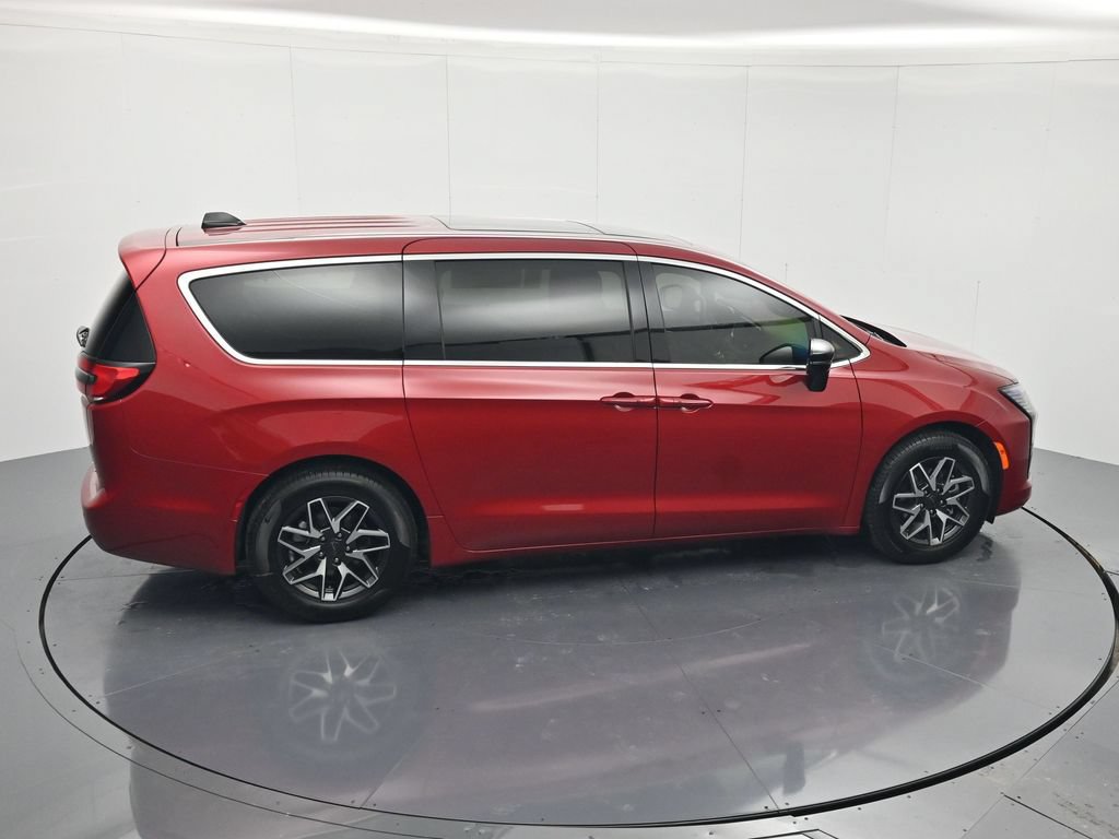 New 2027 Chrysler Pacifica Limited w/ Family Tech Group FWD image 34