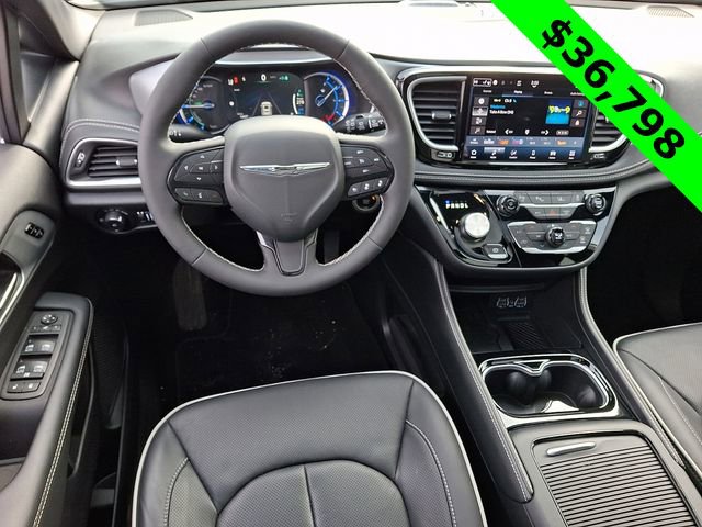 Used 2025 Chrysler Pacifica Premium image 12