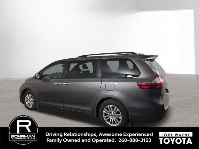 Used 2015 Toyota Sienna XLE w/ Four Season Floor Mat Package image 10