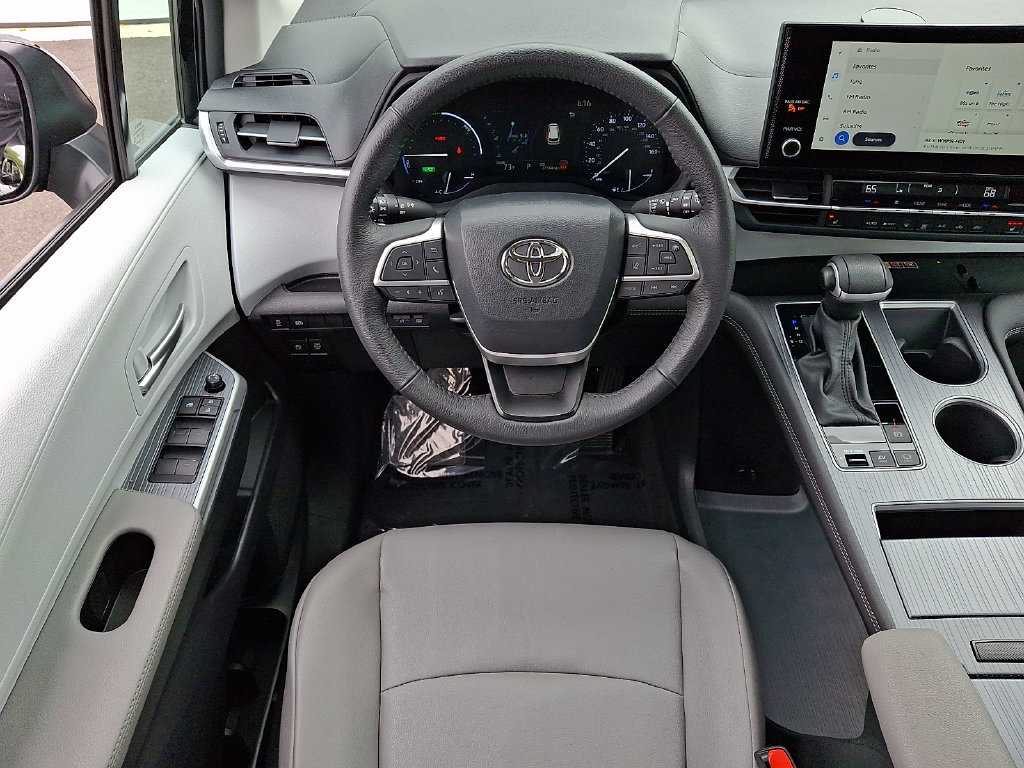 Used 2025 Toyota Sienna XLE FWD image 11
