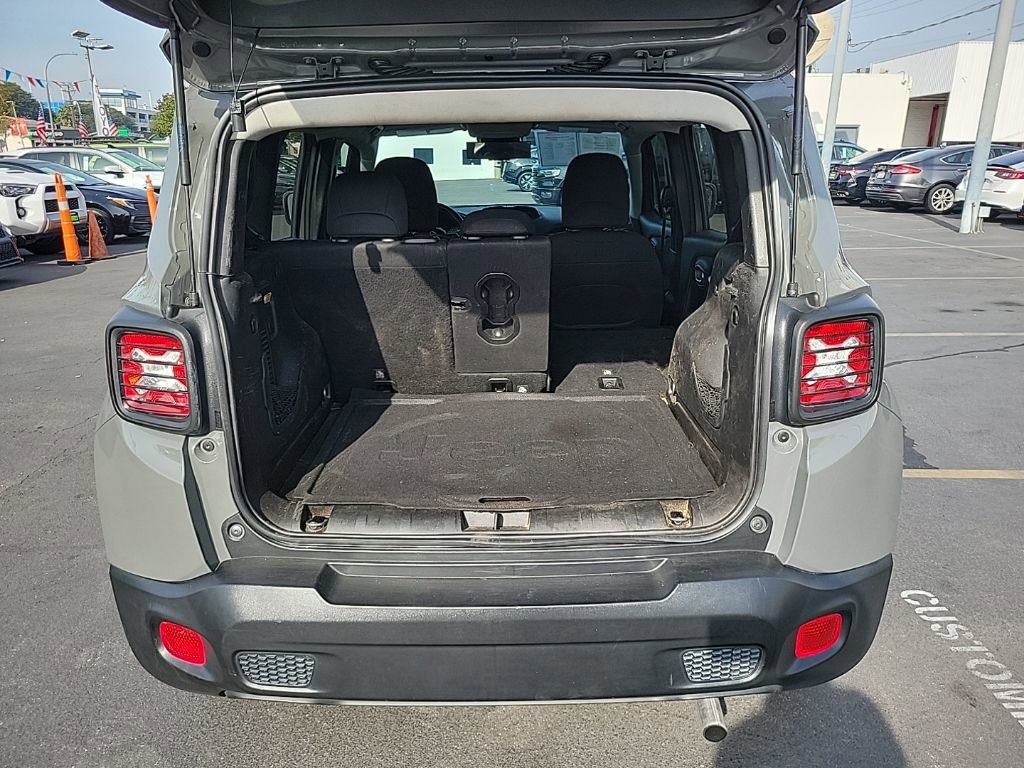 Used 2019 Jeep Renegade Latitude w/ Popular Equipment Group image 11
