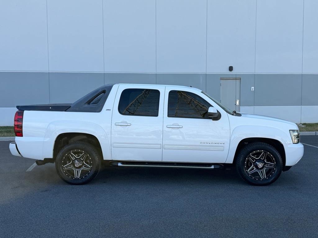 Used 2010 Chevrolet Avalanche LT w/ Suspension Package, Off-Road AWD/4WD image 4