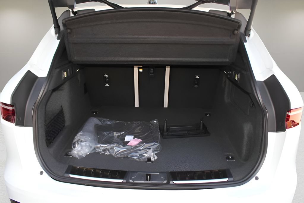 Used 2026 Jaguar F-PACE R-Dynamic S AWD/4WD image 15