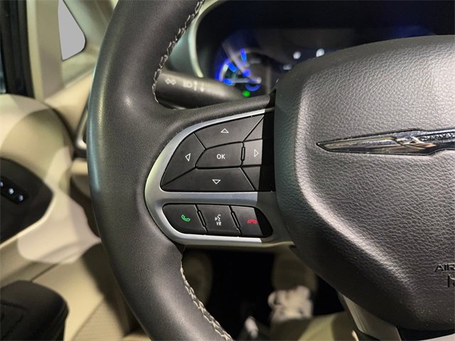 Used 2023 Chrysler Pacifica Touring-L image 14