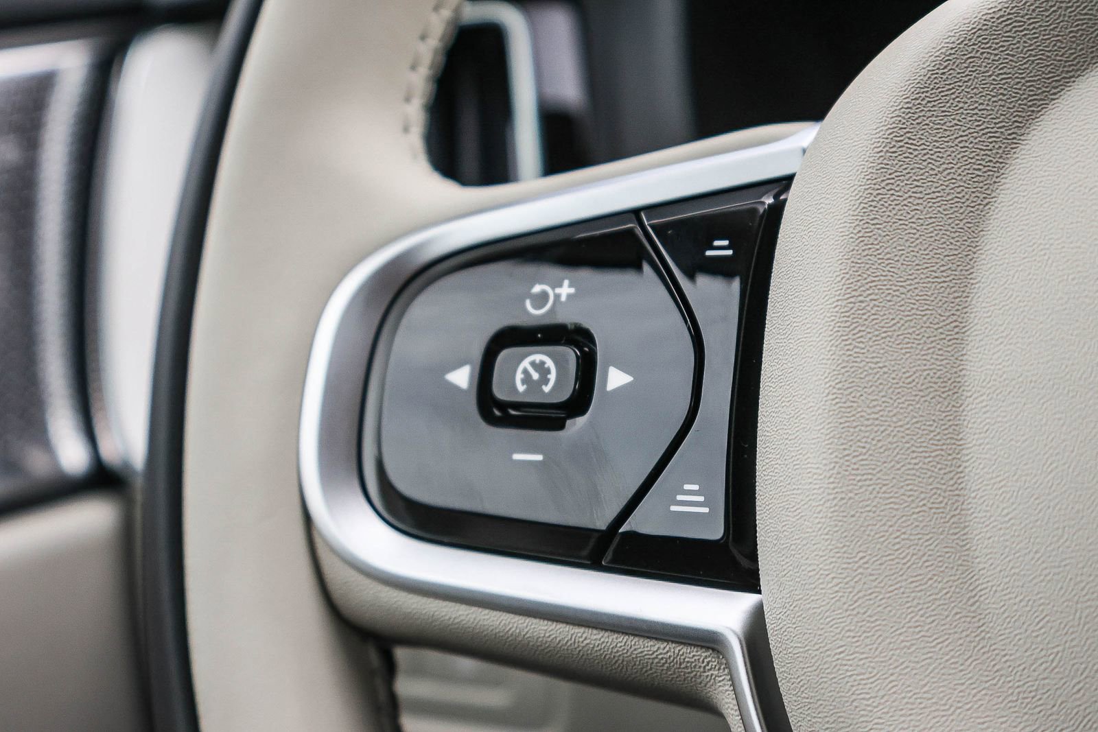 New 2026 Volvo XC60 T8 Ultra w/ Climate Package image 39