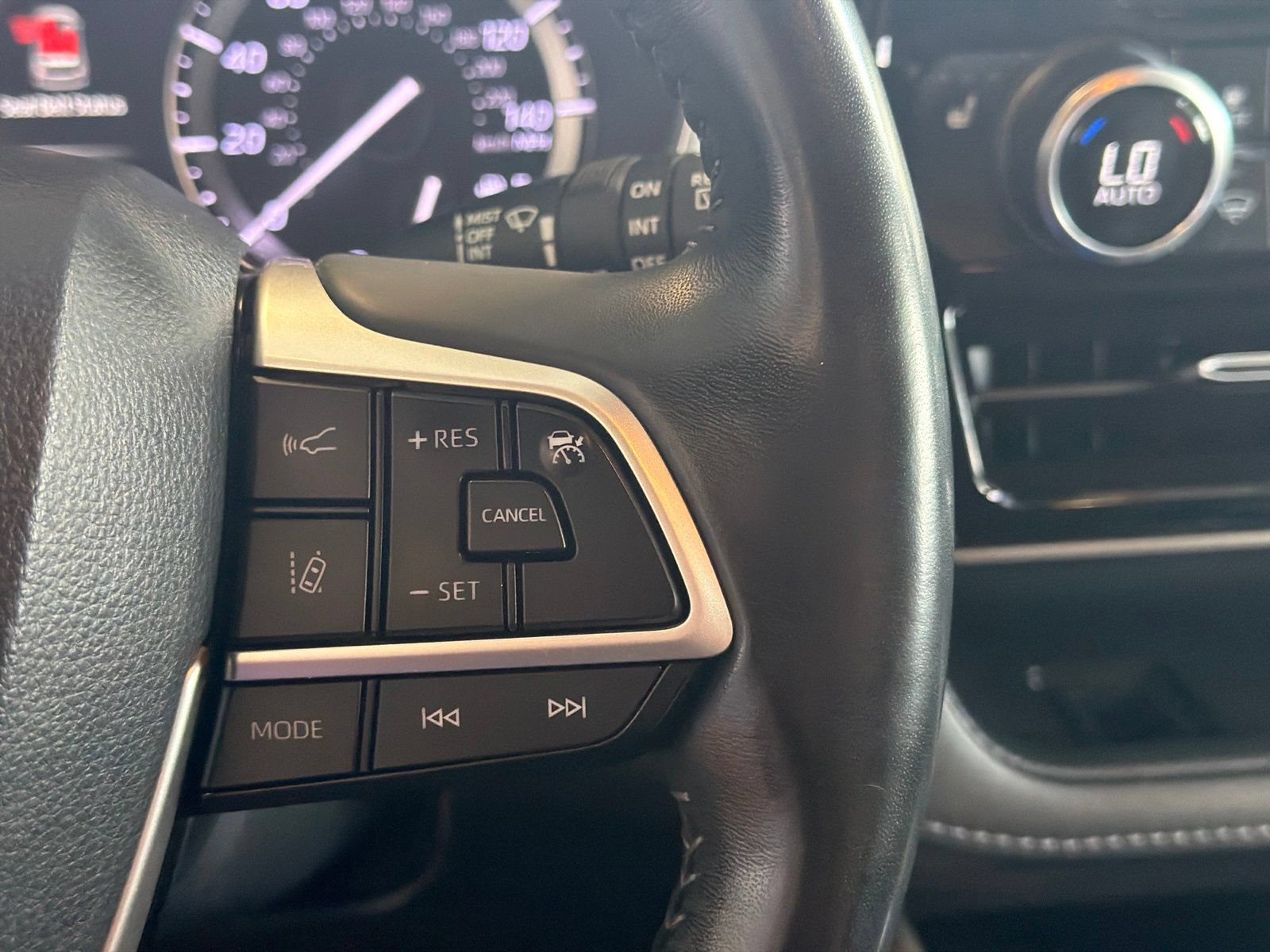 Used 2022 Toyota Highlander XLE AWD/4WD image 23