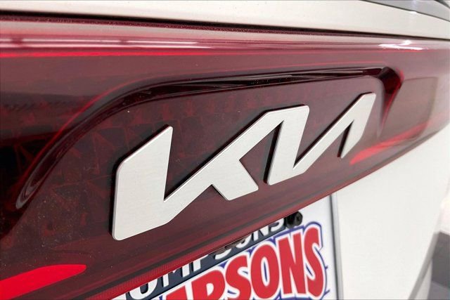 Used 2024 Kia Carnival EX image 32