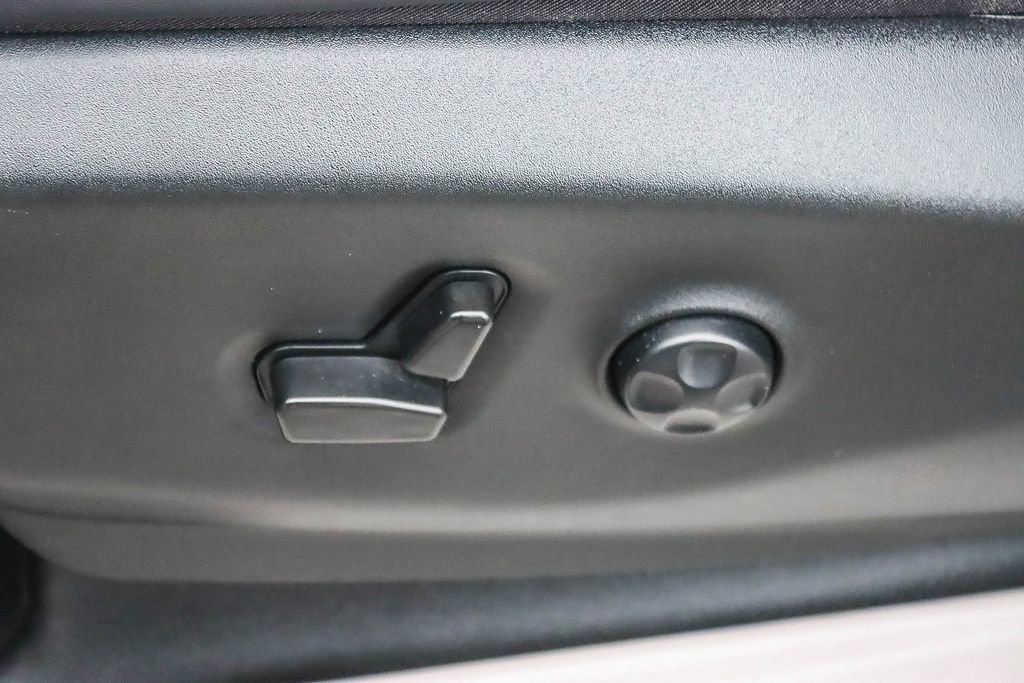 Used 2024 Chrysler Pacifica Select image 47