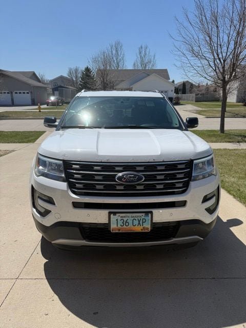Used 2017 Ford Explorer XLT w/ Equipment Group 202A AWD/4WD image 3