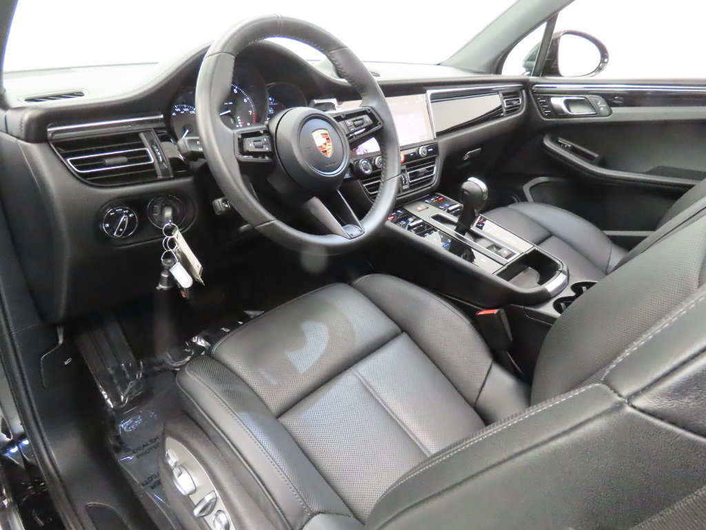 Certified 2026 Porsche Macan AWD/4WD image 4