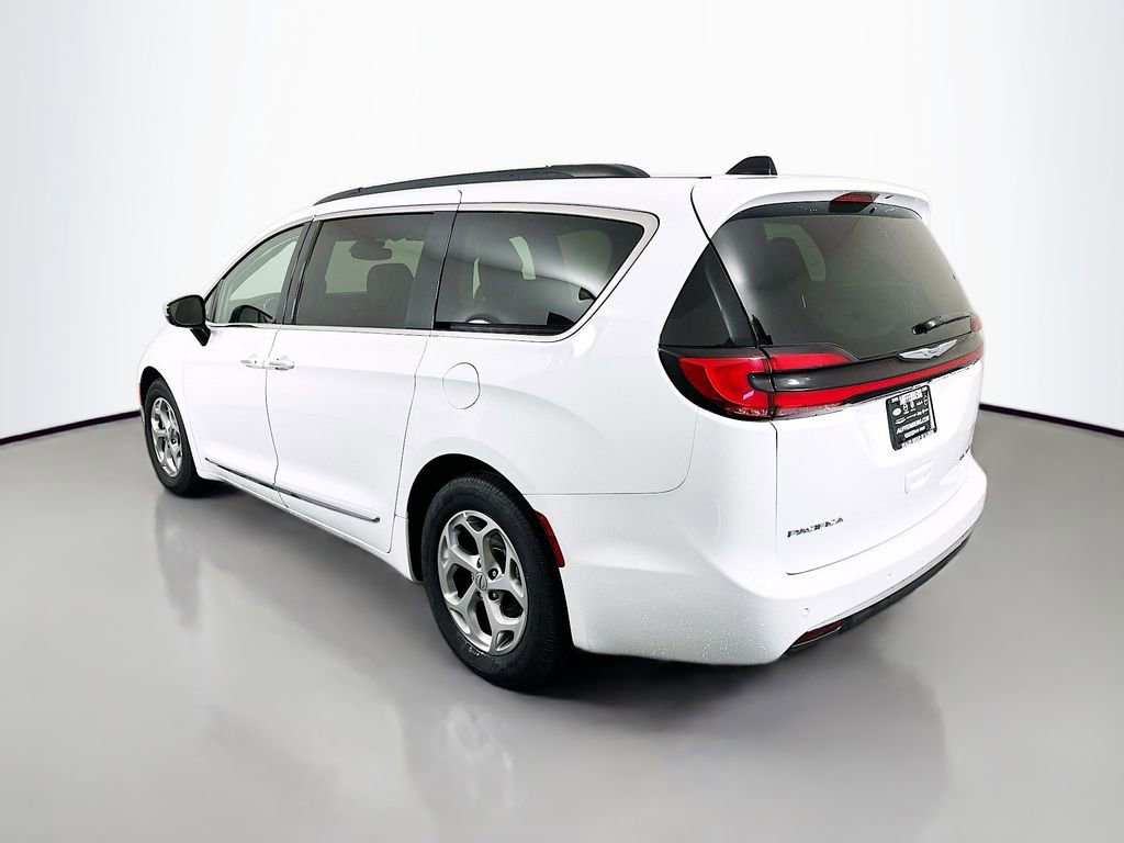 Used 2023 Chrysler Pacifica Limited image 5