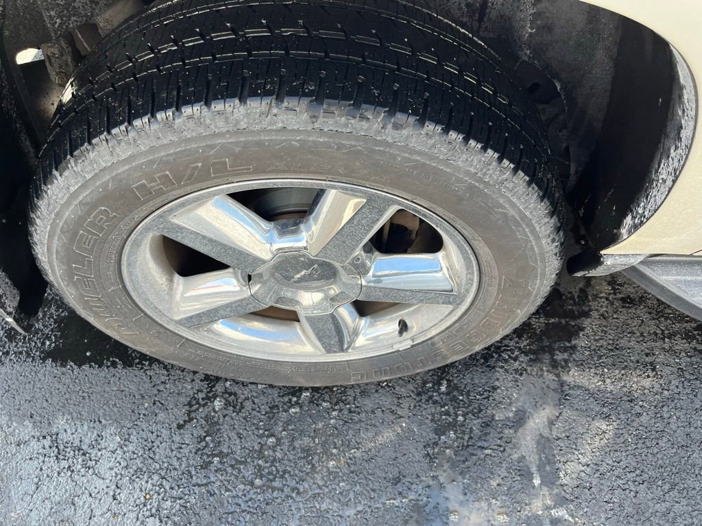 Used 2013 Chevrolet Avalanche LTZ image 5