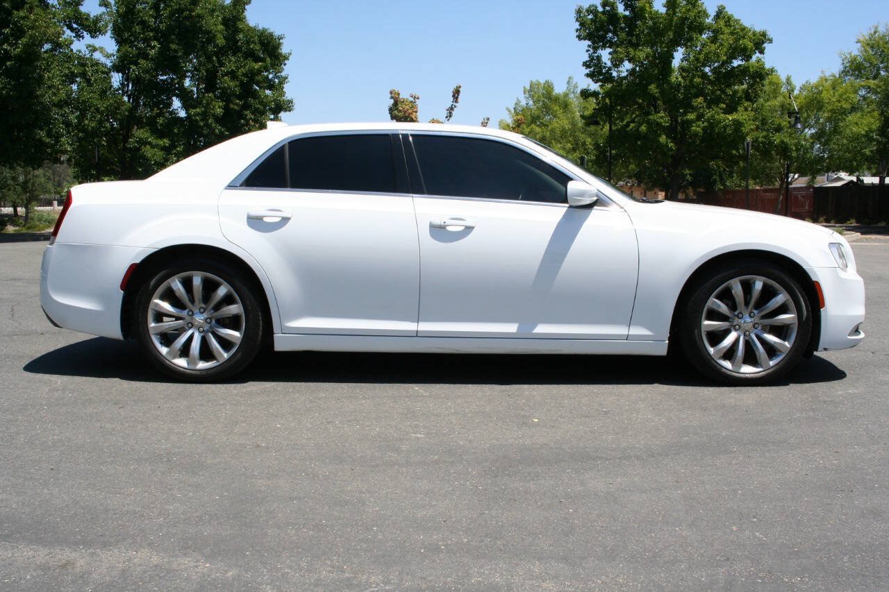 Used 2017 Chrysler 300 Limited RWD image 4