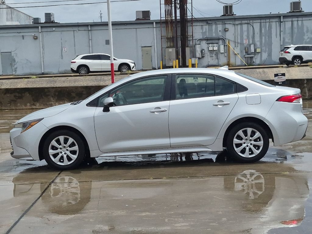 Used 2025 Toyota Corolla LE FWD image 3