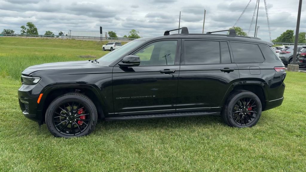 Used 2021 Jeep Grand Cherokee L Summit w/ Luxury Tech Group V AWD/4WD image 3