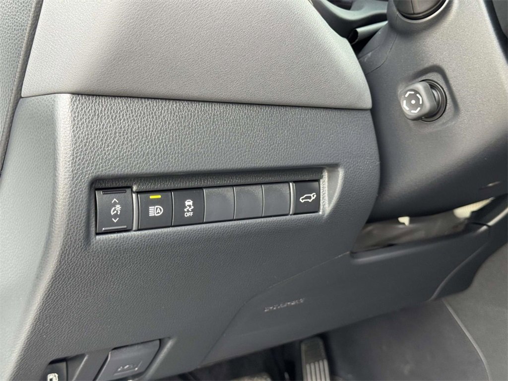 Used 2024 Toyota Venza XLE image 9