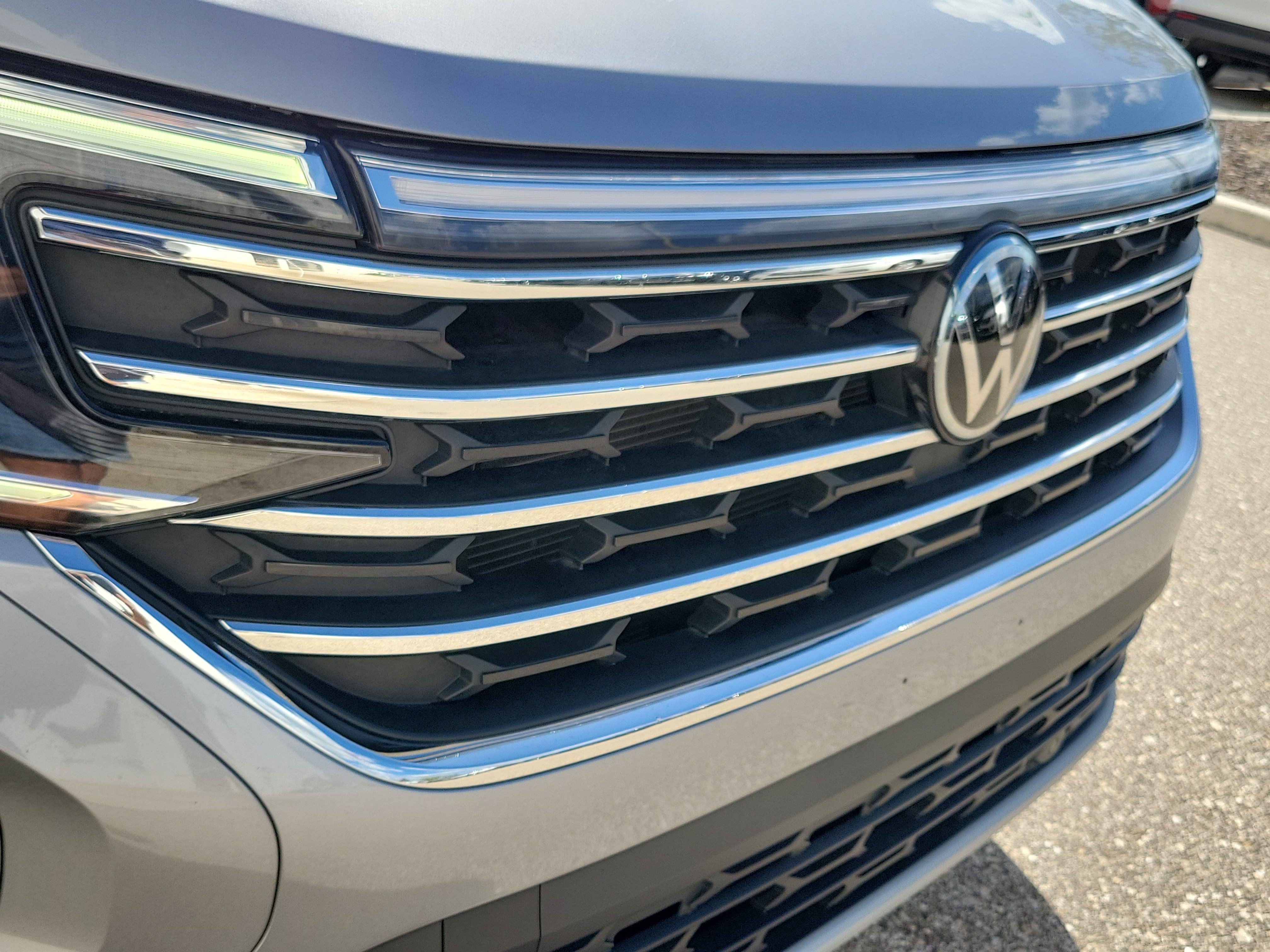 Used 2025 Volkswagen Atlas SE AWD/4WD image 14