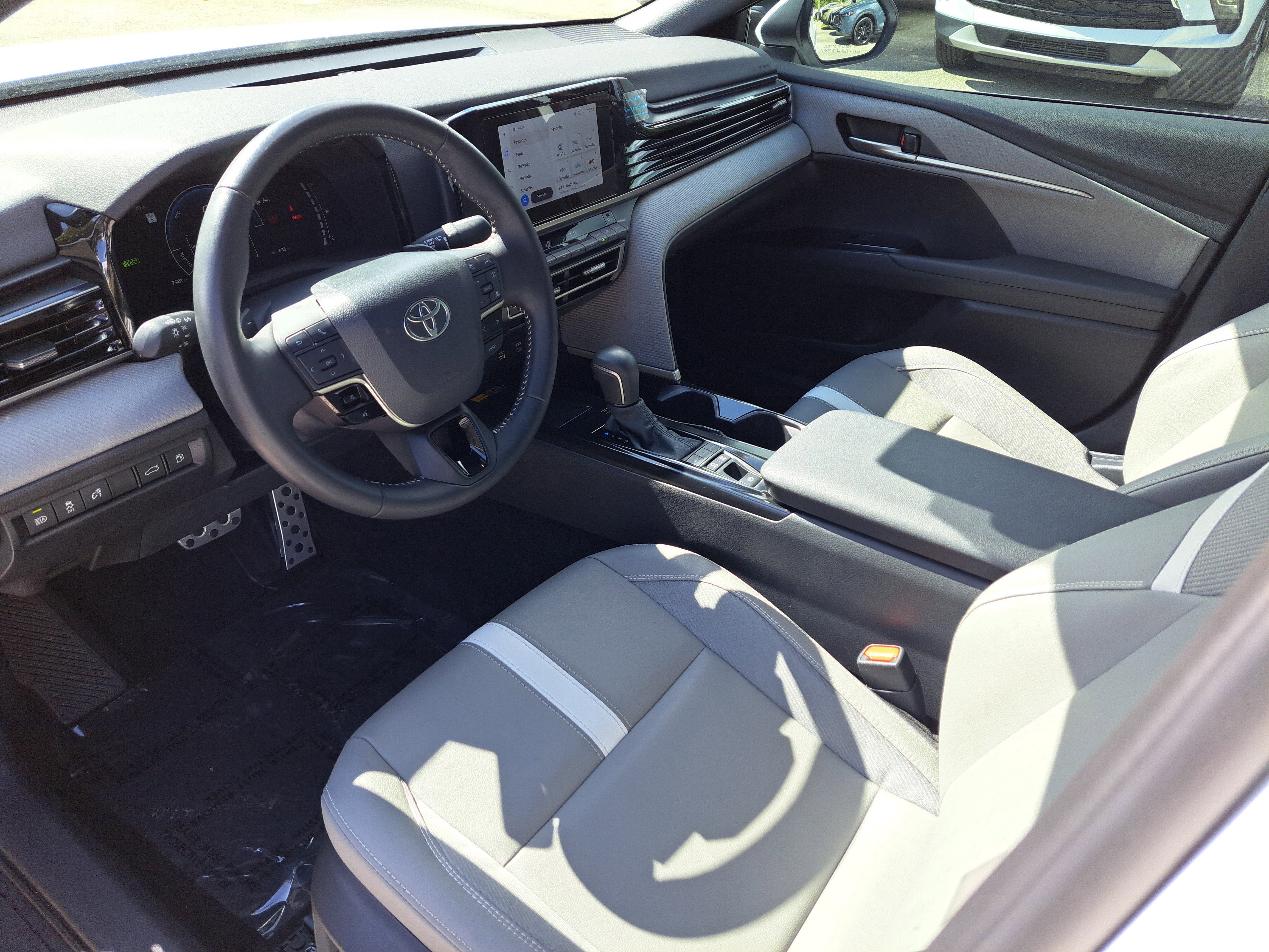 Used 2025 Toyota Camry SE image 10