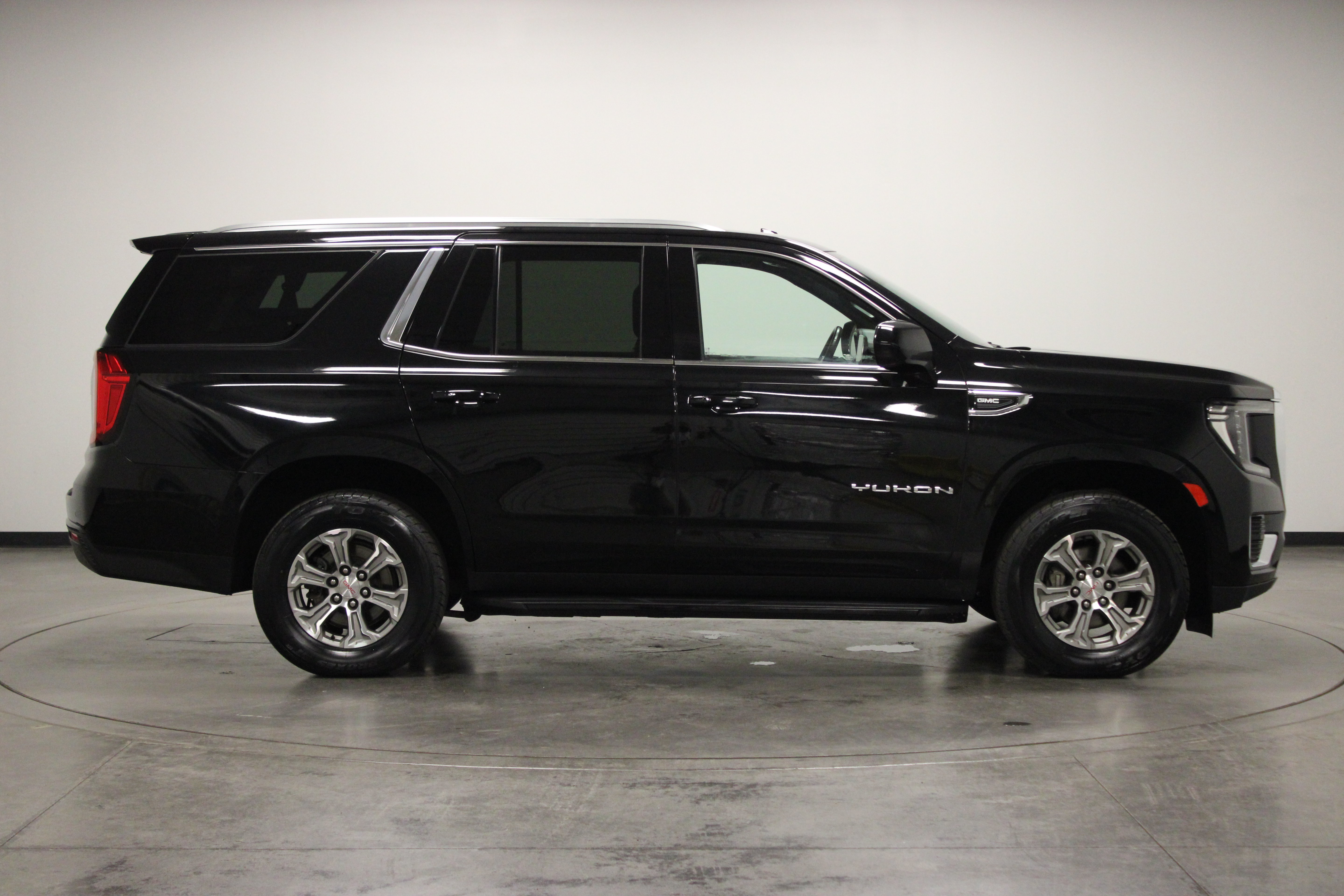 Used 2023 GMC Yukon SLE AWD/4WD image 9