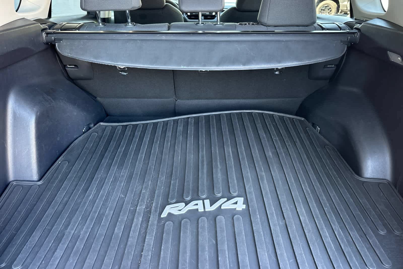 Used 2021 Toyota RAV4 LE AWD/4WD image 16