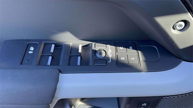 Used 2023 Land Rover Defender 110 X-Dynamic SE image 15