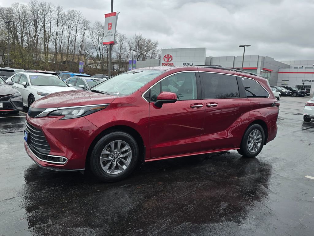 Used 2024 Toyota Sienna XLE w/ XLE Plus Package image 3