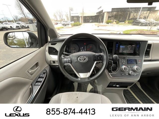 Used 2017 Toyota Sienna L image 15