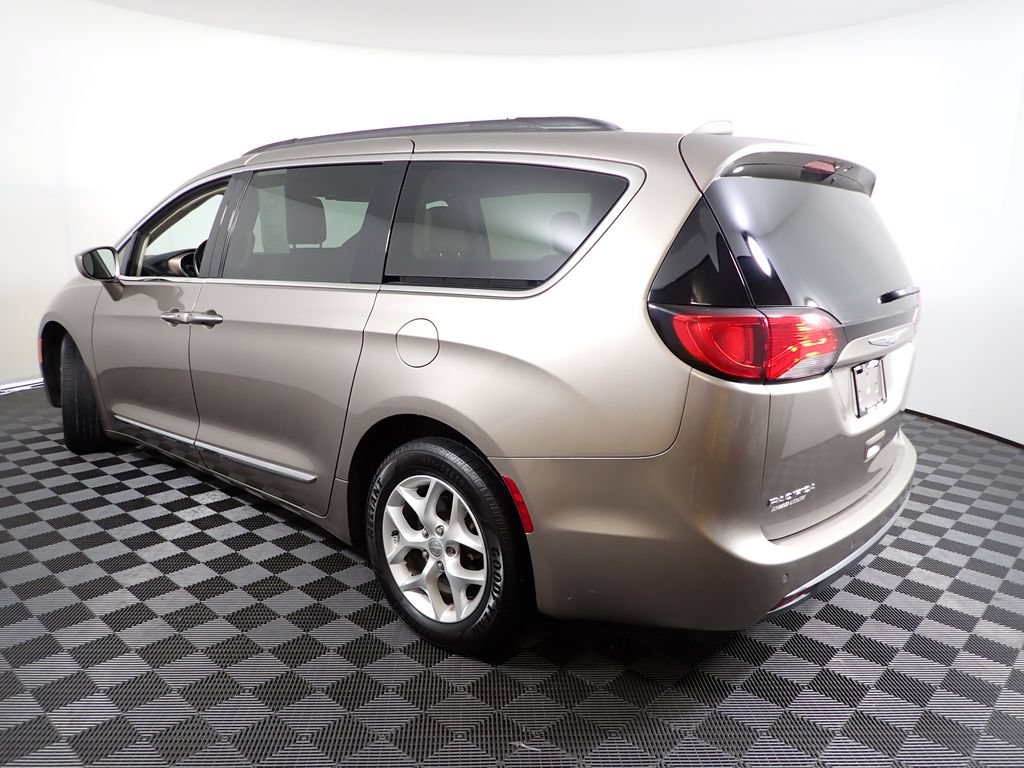 Used 2017 Chrysler Pacifica Touring-L w/ Tire & Wheel Group FWD image 12