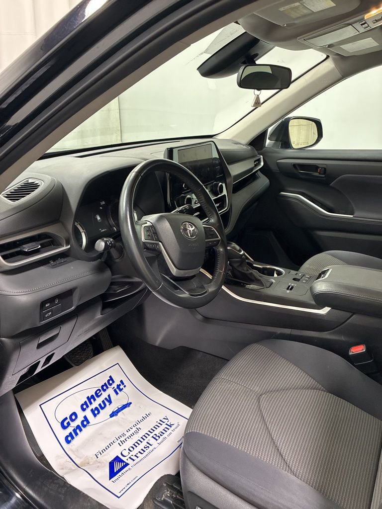 Used 2024 Toyota Highlander LE FWD image 12