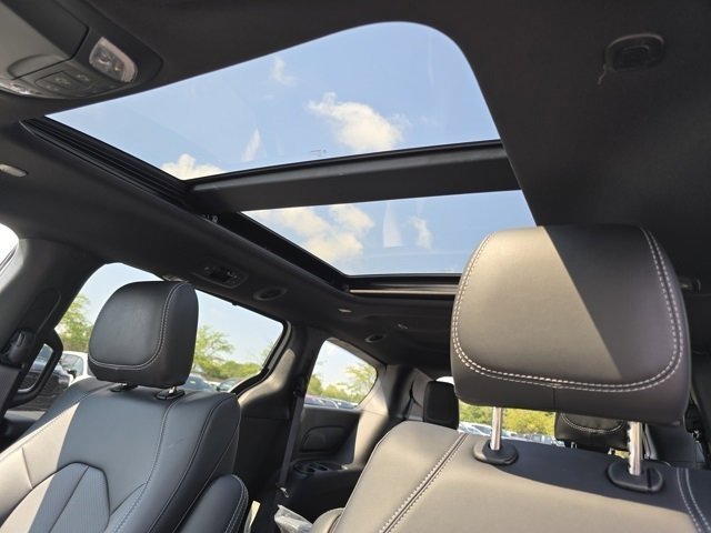 New 2026 Chrysler Pacifica Select image 5