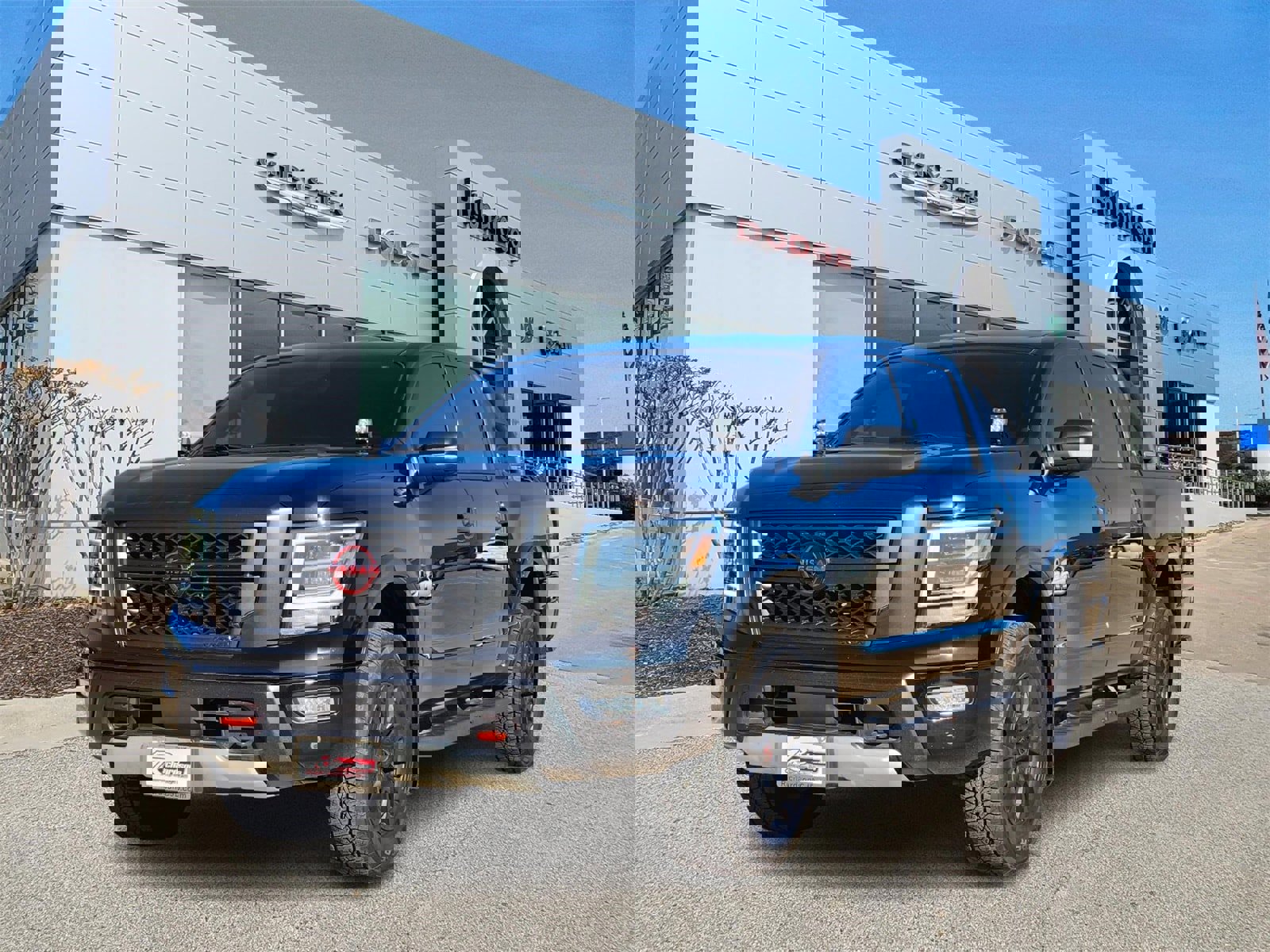 Used 2024 Nissan Titan PRO-4X w/ Pro-4x Convenience Package image 2