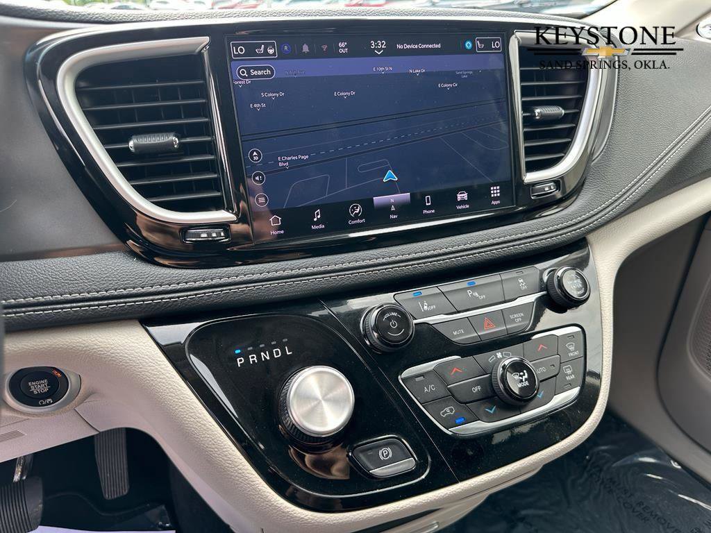 Used 2024 Chrysler Pacifica Select image 13
