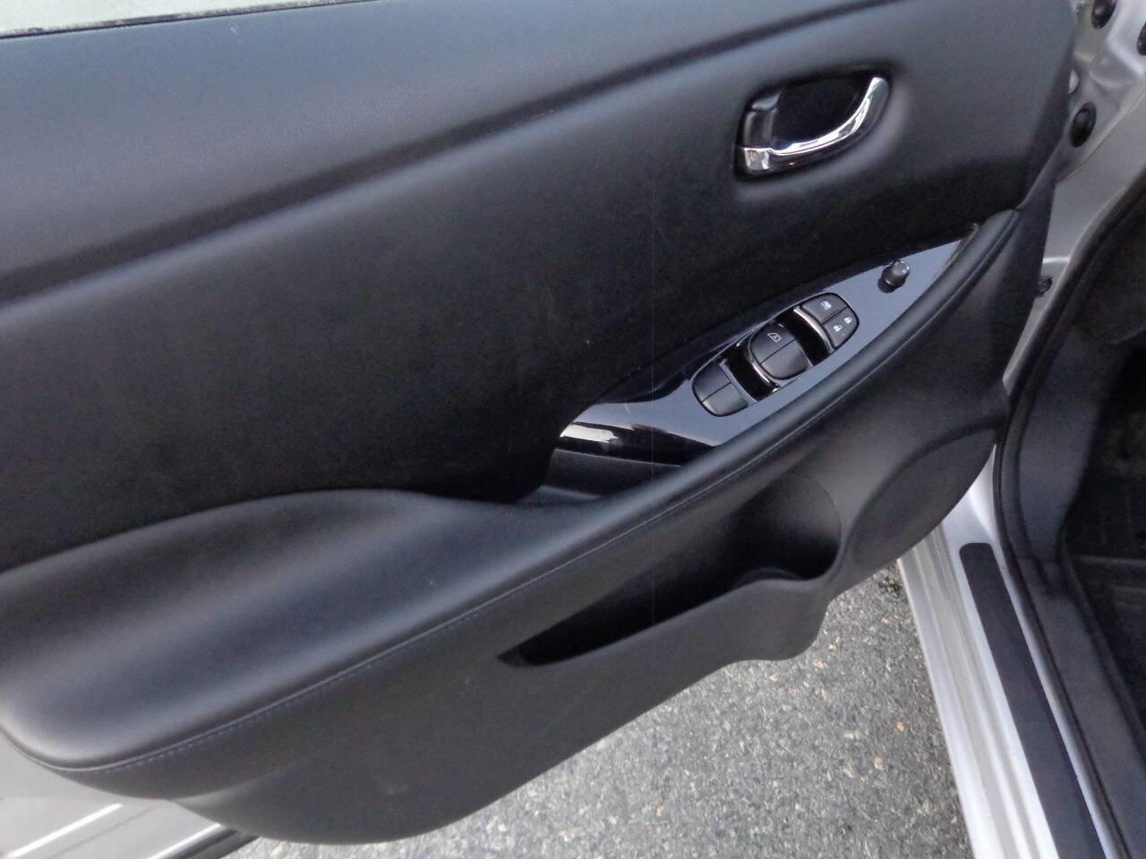 Used 2017 Nissan Leaf SL w/ Protection Package image 23