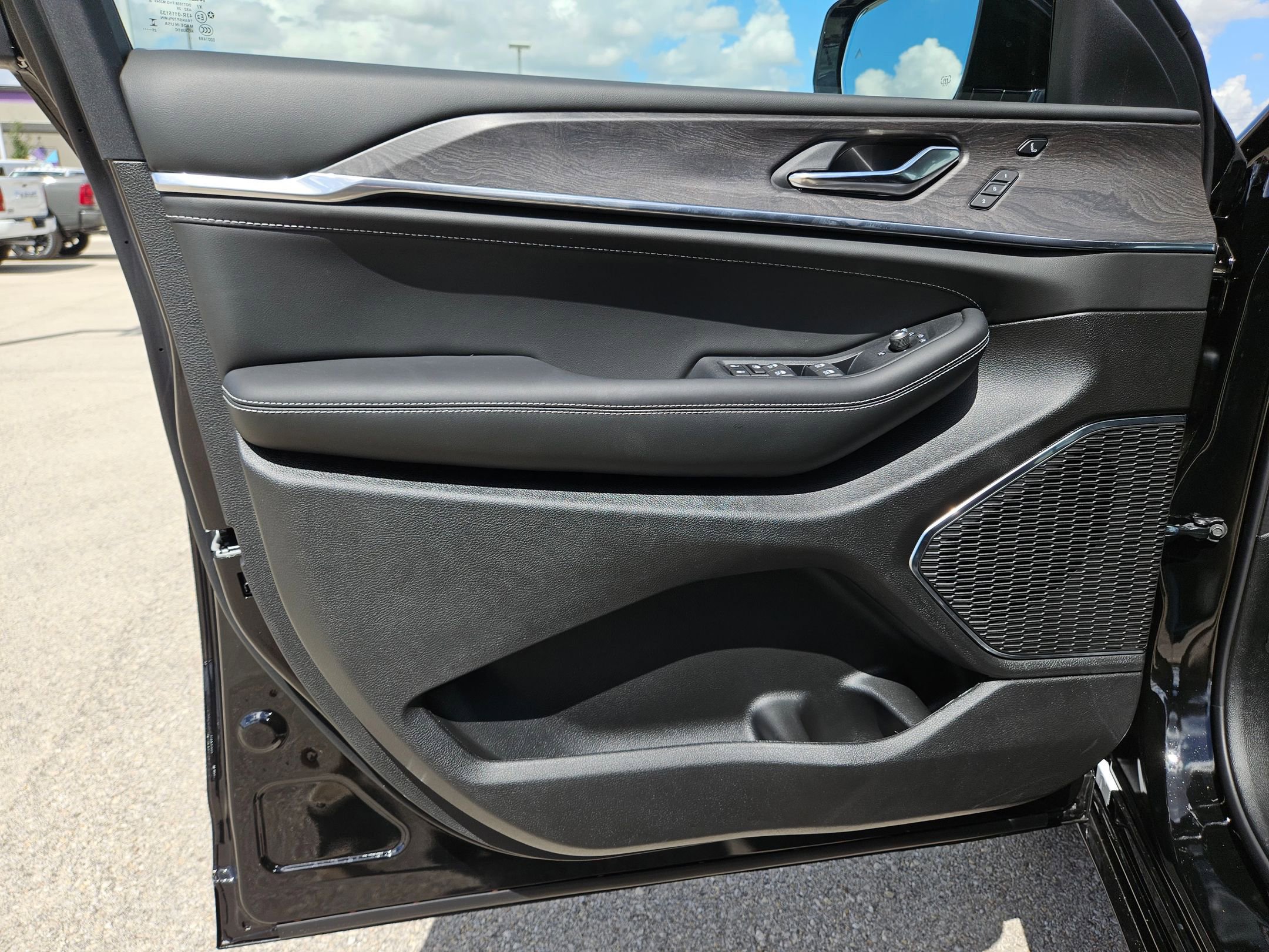 New 2025 Jeep Grand Cherokee Overland w/ Luxury Tech Group IV image 11