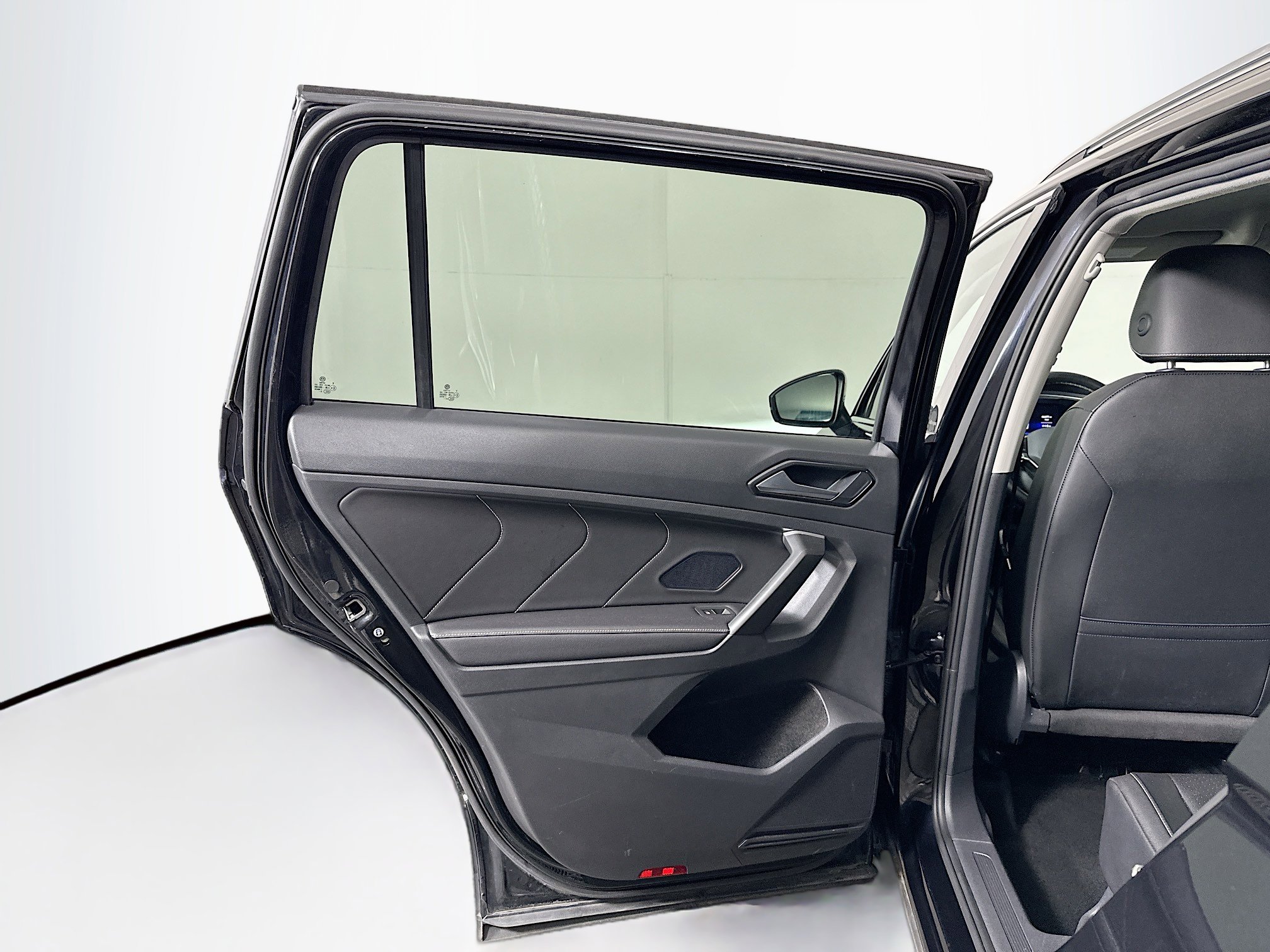 Used 2024 Volkswagen Tiguan SE image 25